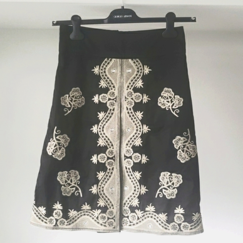 Le Chateau skirt. Opens at the front. Lining inside.Beautiful work of embroidery